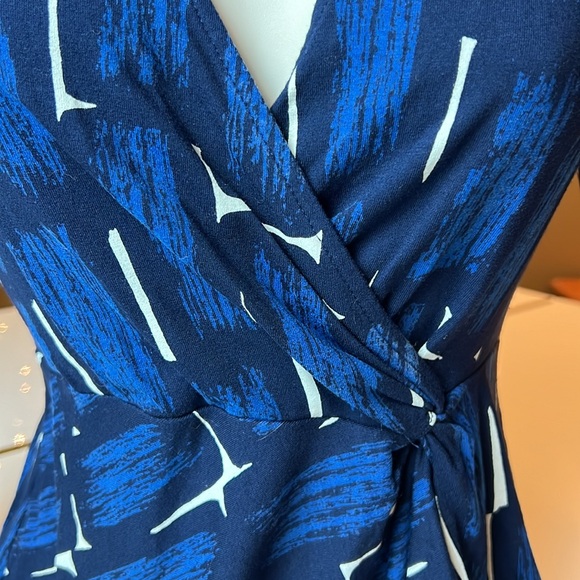 💙ANN TAYLOR BLUE & WHITE V NECK WRAP TO SIDE 3/4 SLEEVE TOP SIZE SMALL💙 - Picture 10 of 14